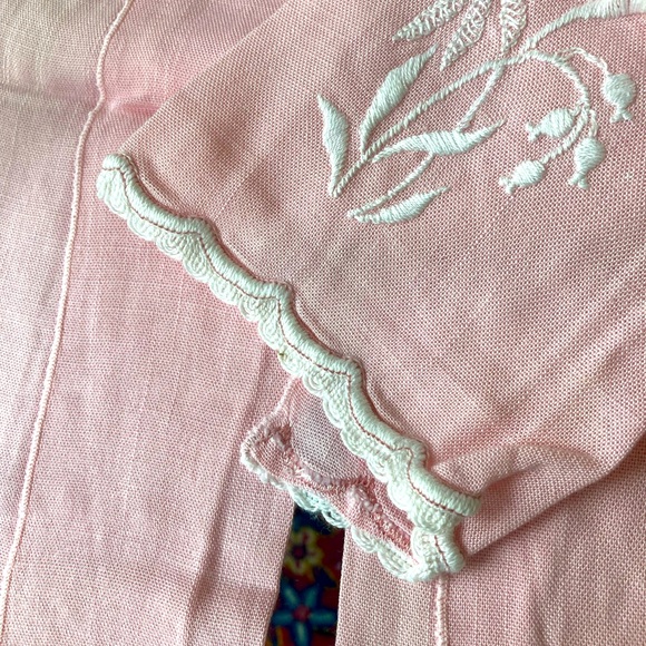Set of pink linen embroidered tea towels. A muted rose-pink. Vintage 1960s - Picture 6 of 6